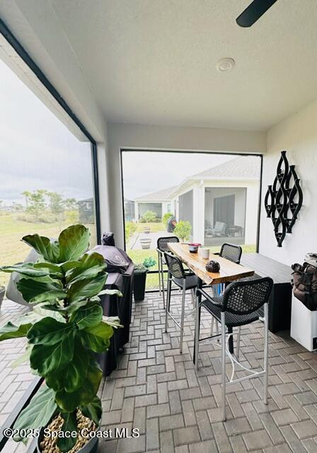 sunroom with ceiling fan