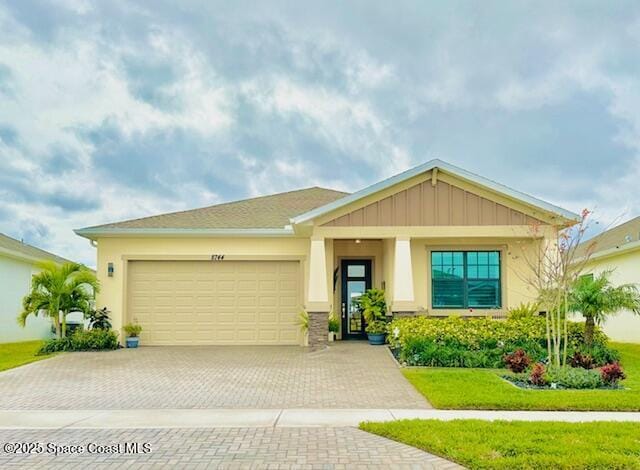 view of front of house featuring a front lawn and a garage