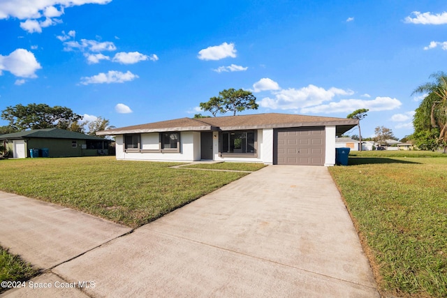 view of front facade featuring a front lawn and a garage