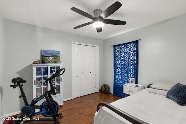 bedroom with dark wood-type flooring, ceiling fan, and a closet