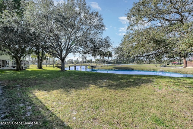 view of yard featuring a water view