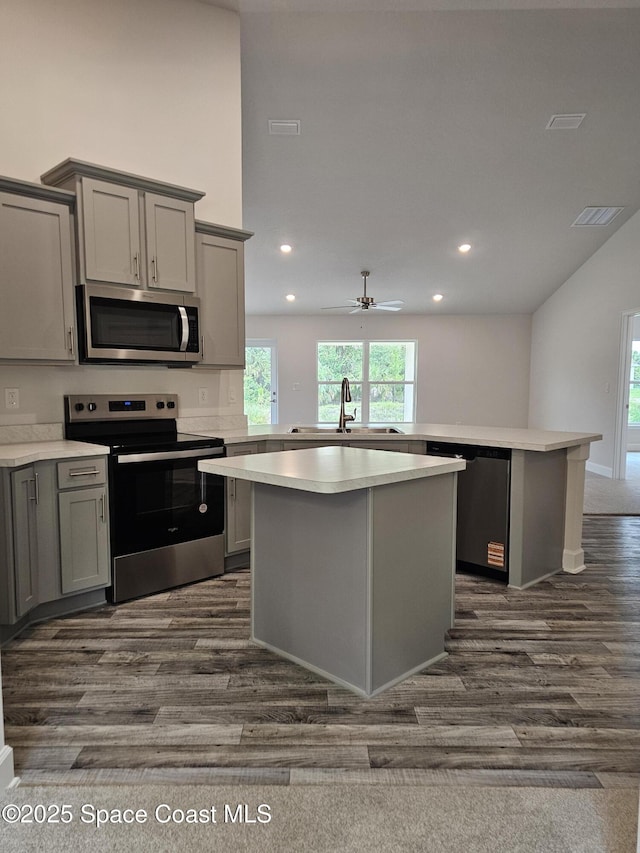 3317 Fitzpatrick Ave SW, Palm Bay, FL 32908 - kitchen featuring stainless steel appliances, gray cabinets, a peninsula, a sink, and recessed lighting