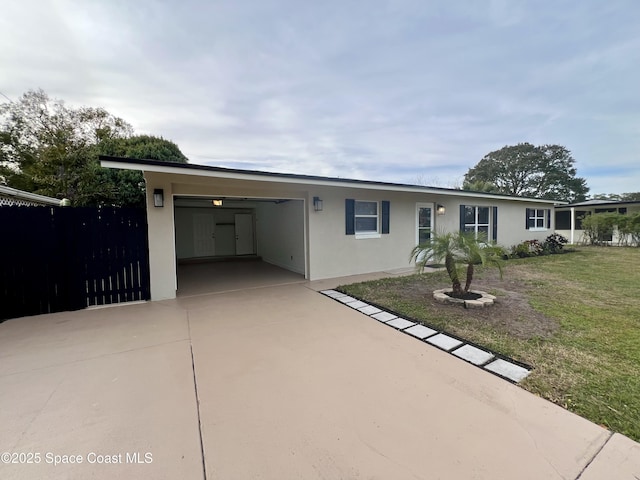 view of front facade featuring a carport and a front lawn