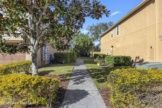 view of property's community featuring a lawn