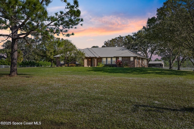 view of front of property featuring a lawn