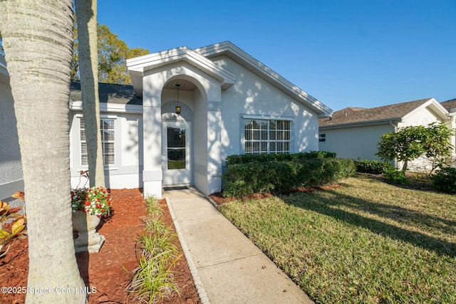 view of front of home featuring a front yard