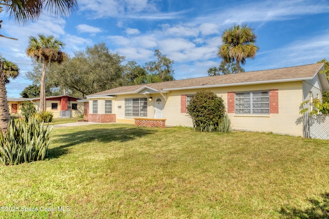 single story home with a front lawn