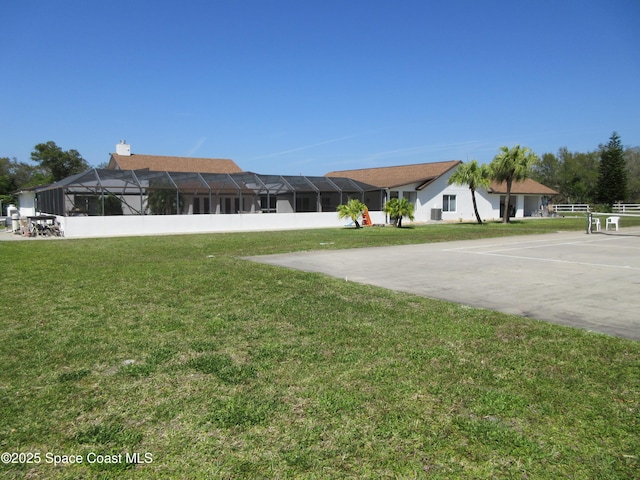 view of front of house featuring a front lawn