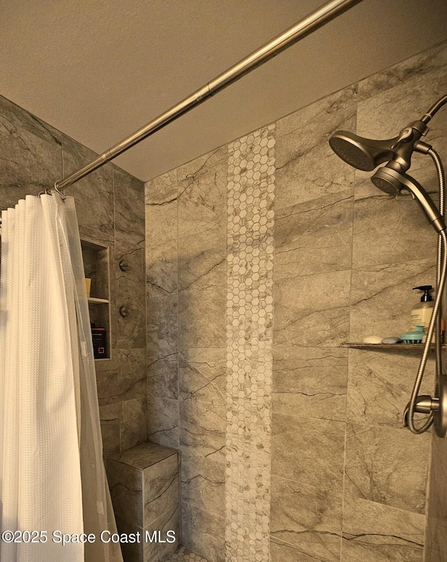 bathroom featuring a shower with shower curtain