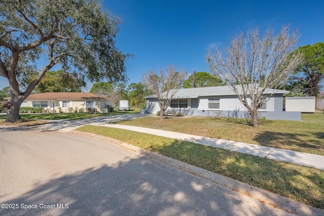 ranch-style house featuring a front lawn