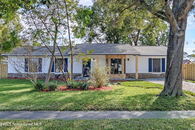 single story home with a front lawn