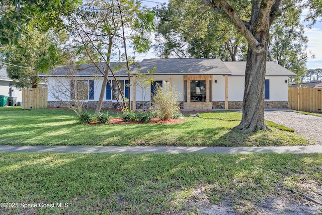 ranch-style house featuring a front yard