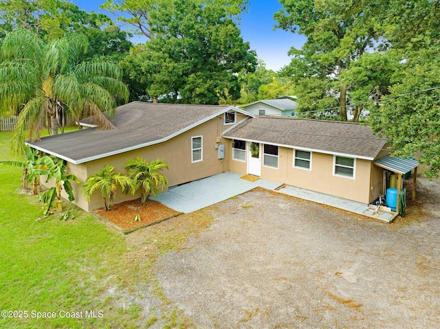 view of front of property featuring a patio area and a front yard