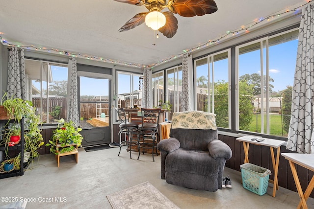 sunroom with ceiling fan