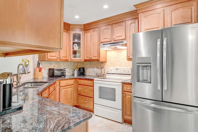 kitchen with stainless steel refrigerator with ice dispenser, white electric range oven, sink, and backsplash