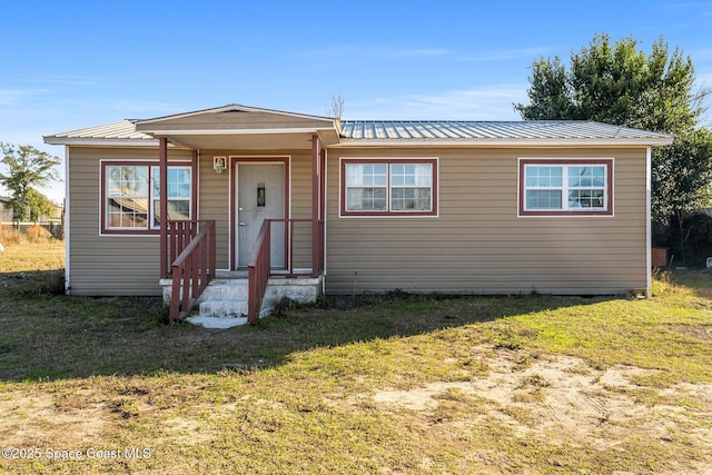 view of front of property featuring a front yard