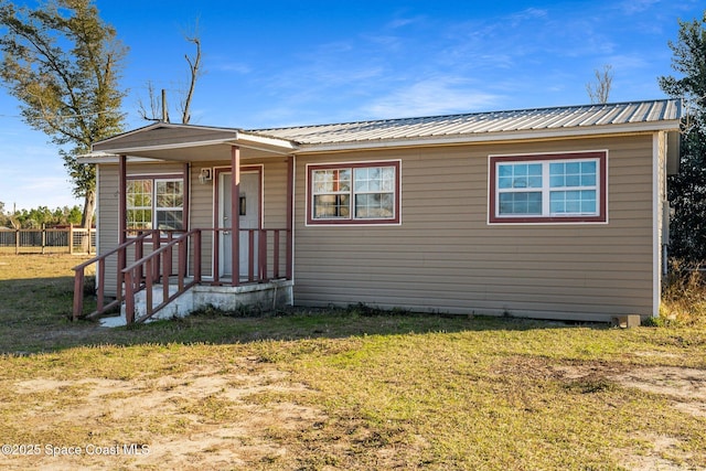 manufactured / mobile home featuring a front yard