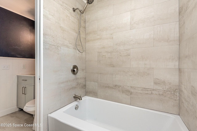 bathroom with toilet and tiled shower / bath