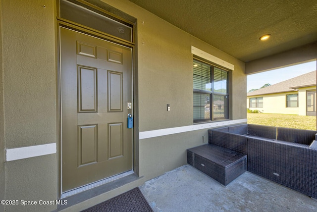 property entrance with an outdoor hangout area