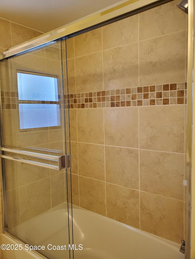 bathroom with enclosed tub / shower combo