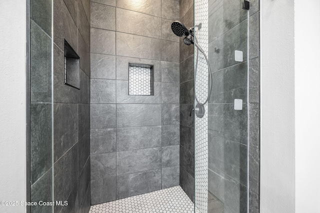 bathroom featuring a tile shower