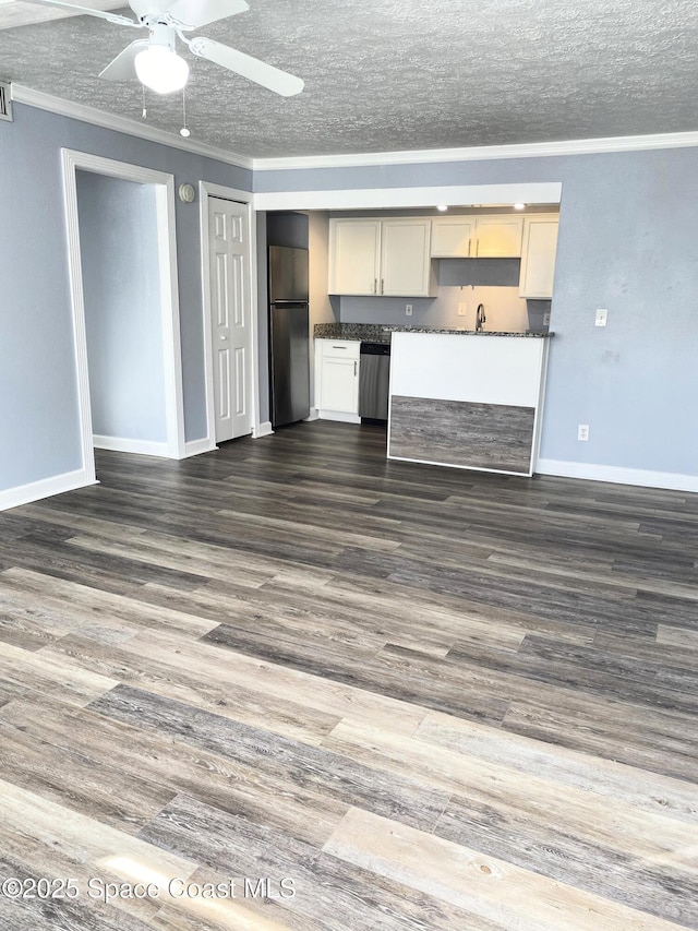 kitchen featuring dark hardwood / wood-style flooring, ceiling fan, stainless steel appliances, crown molding, and a textured ceiling