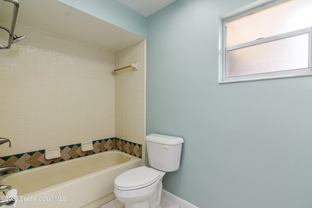 bathroom with tiled shower / bath and toilet