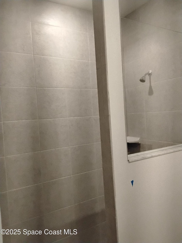 bathroom featuring tiled shower