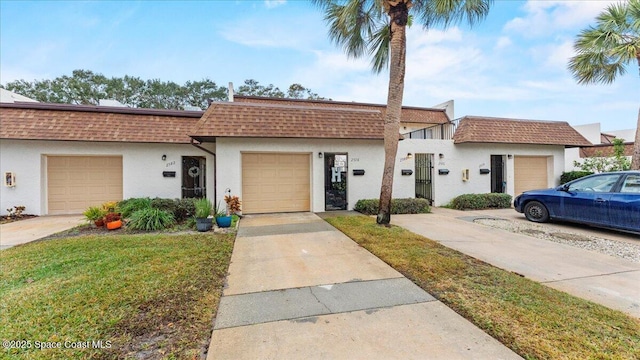 view of front facade featuring a garage and a front yard