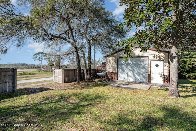 view of yard with an outdoor structure