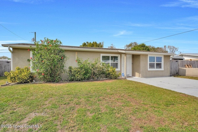 ranch-style house featuring a front yard