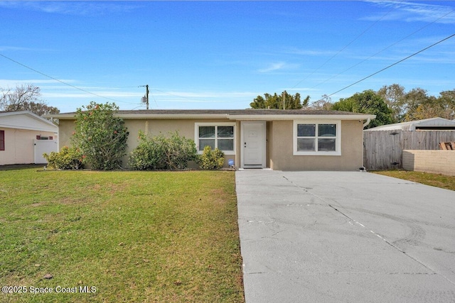 ranch-style house featuring a front yard