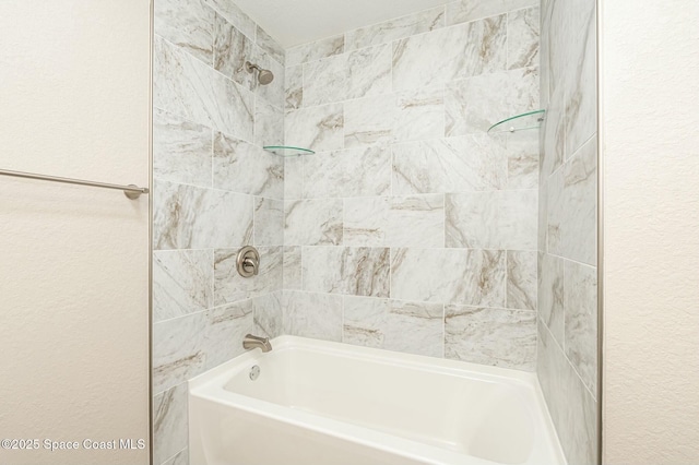 bathroom with tiled shower / bath