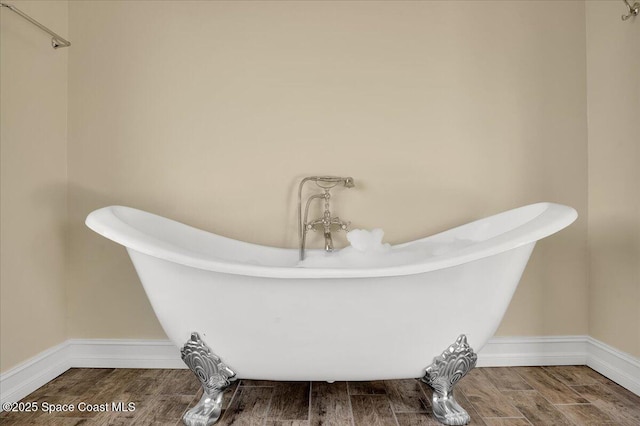 bathroom featuring a washtub