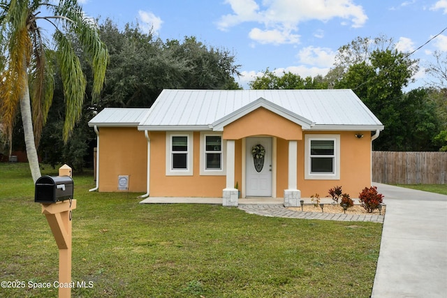 view of front of house featuring a front yard