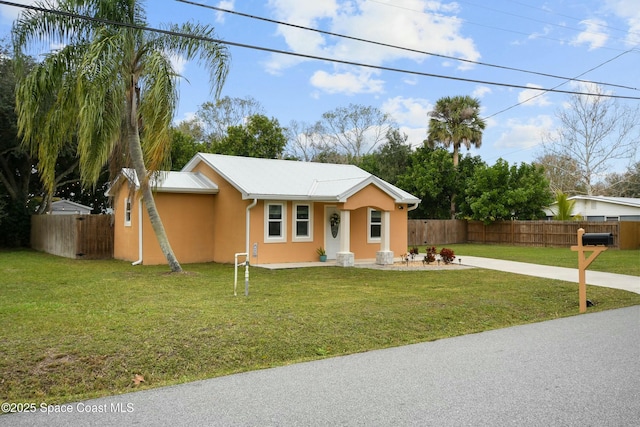 ranch-style house featuring a front yard