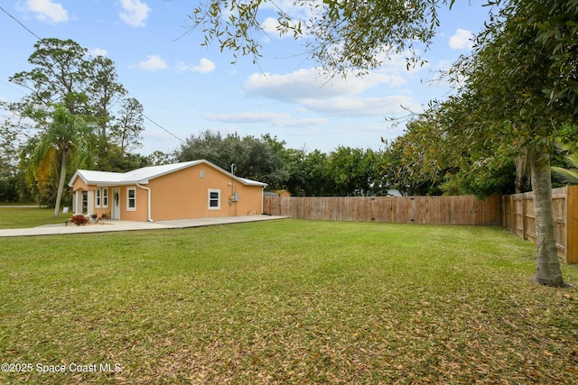 view of yard with a patio