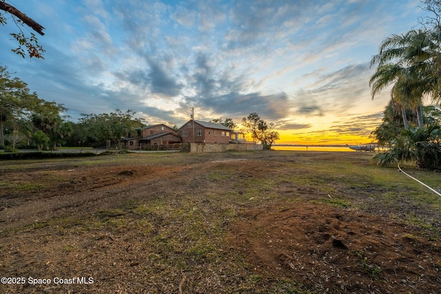 view of yard at dusk