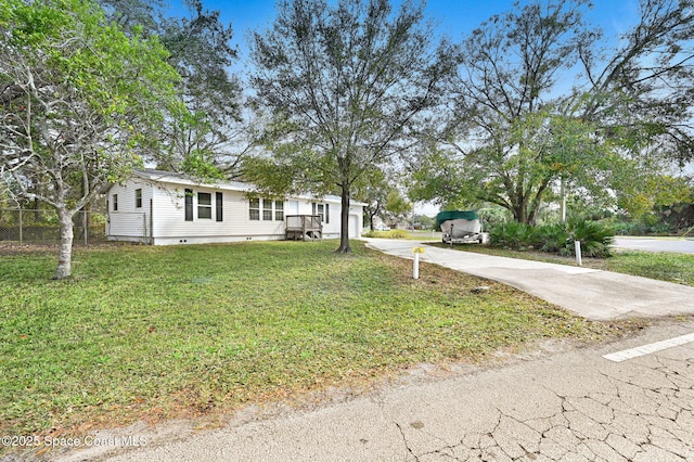 view of yard featuring concrete driveway