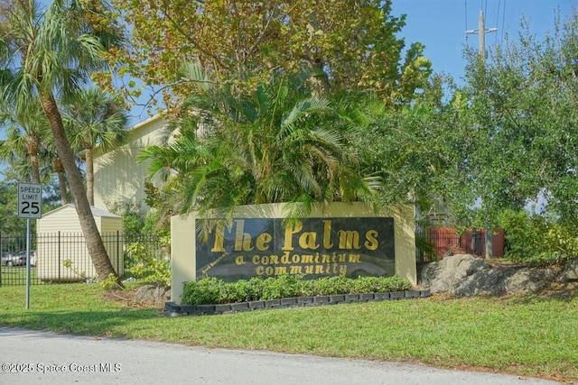 community / neighborhood sign featuring a lawn