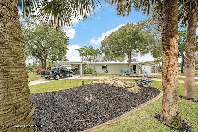 view of front facade featuring a carport and a front yard