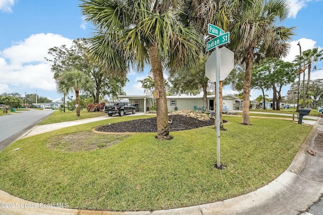 view of front of property featuring a front yard