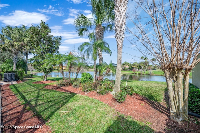 view of yard featuring a water view