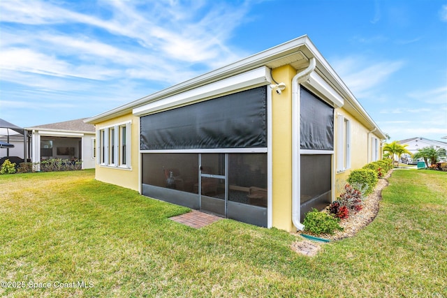 view of side of property featuring a lawn