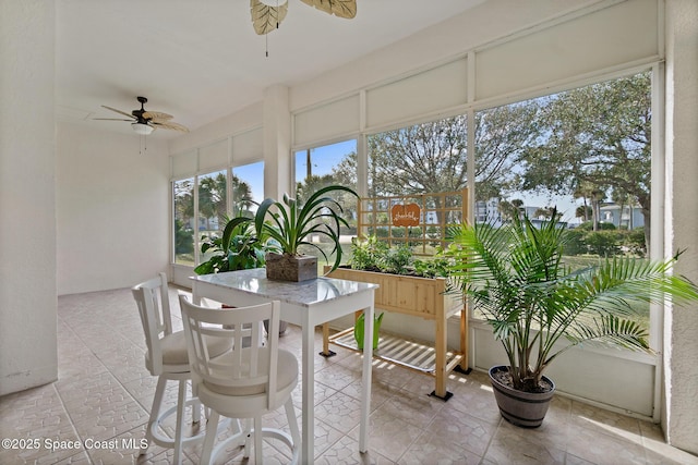 sunroom with ceiling fan