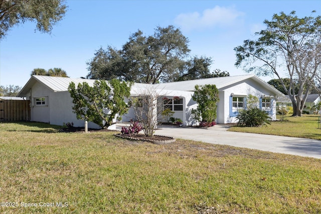 ranch-style house featuring a front yard