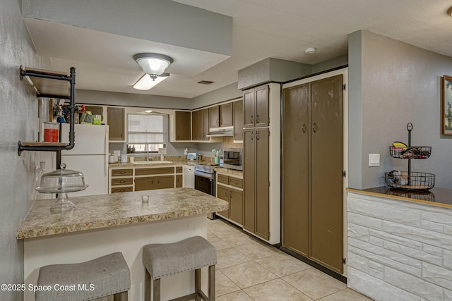 kitchen with stainless steel appliances, kitchen peninsula, sink, and a breakfast bar area