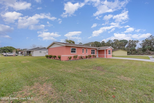 single story home featuring a front lawn