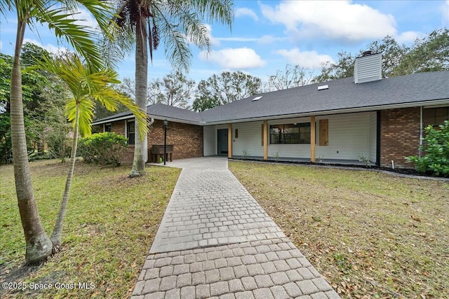 single story home featuring a front lawn