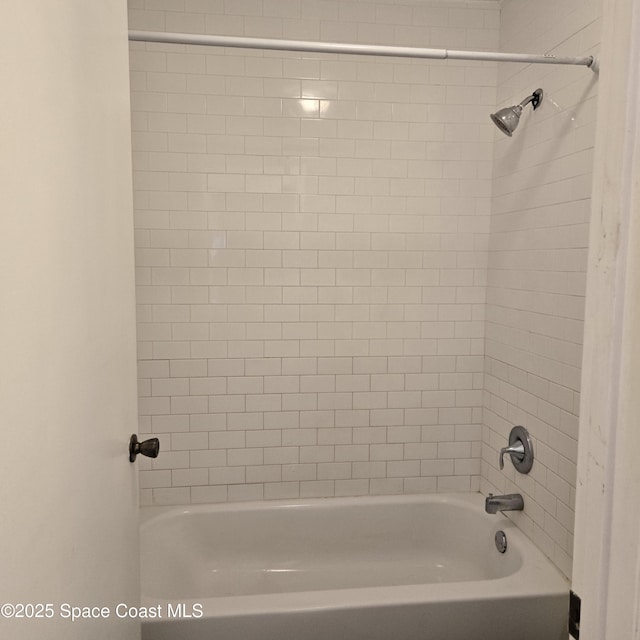 bathroom with tiled shower / bath combo